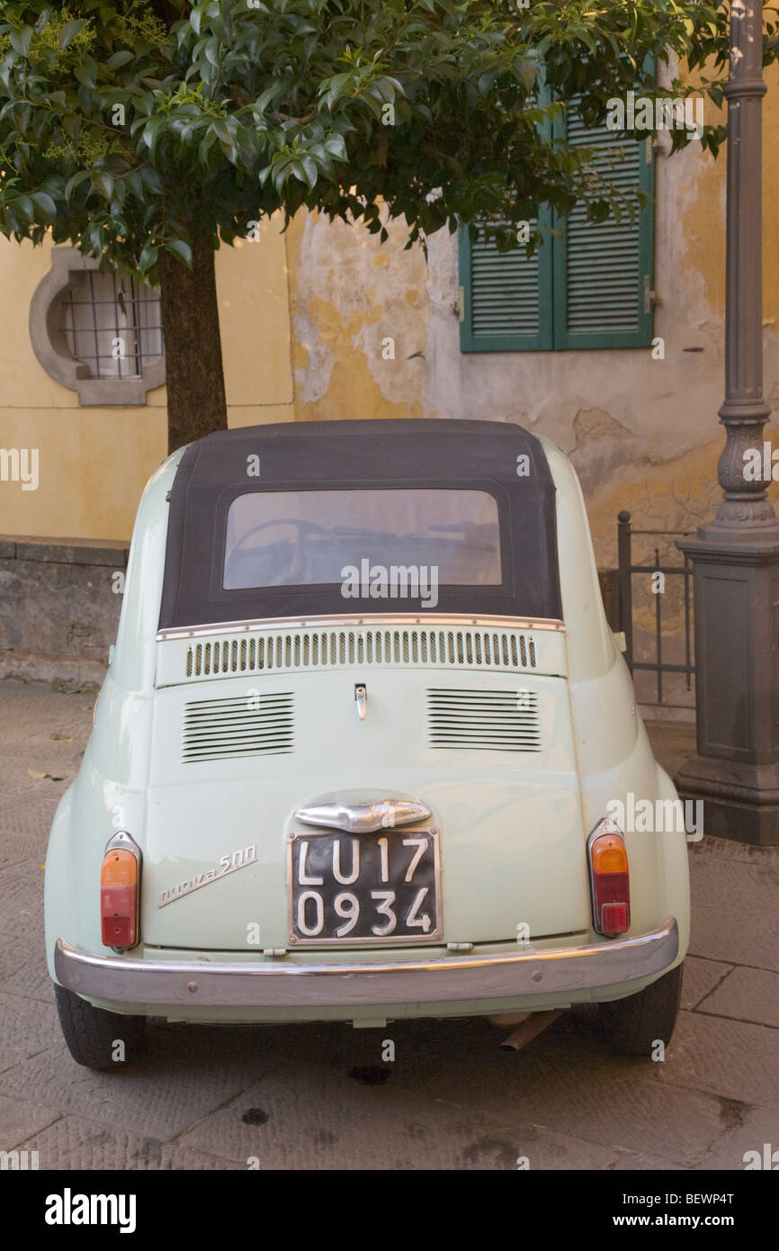 Fiat 500 Nuova (1957) dans la région de Garfagnana, Barga, Toscane, Italie Banque D'Images