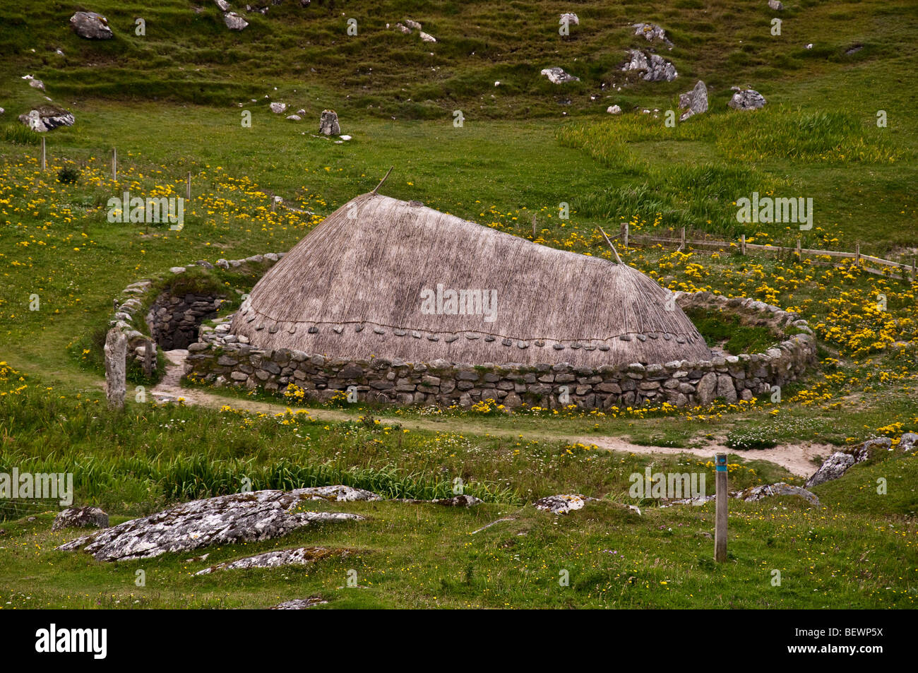 En 1999, une re-construction de maisons pré-norrois trouvés en 1996 après une excavation. Bosta, l'île de Lewis. Banque D'Images