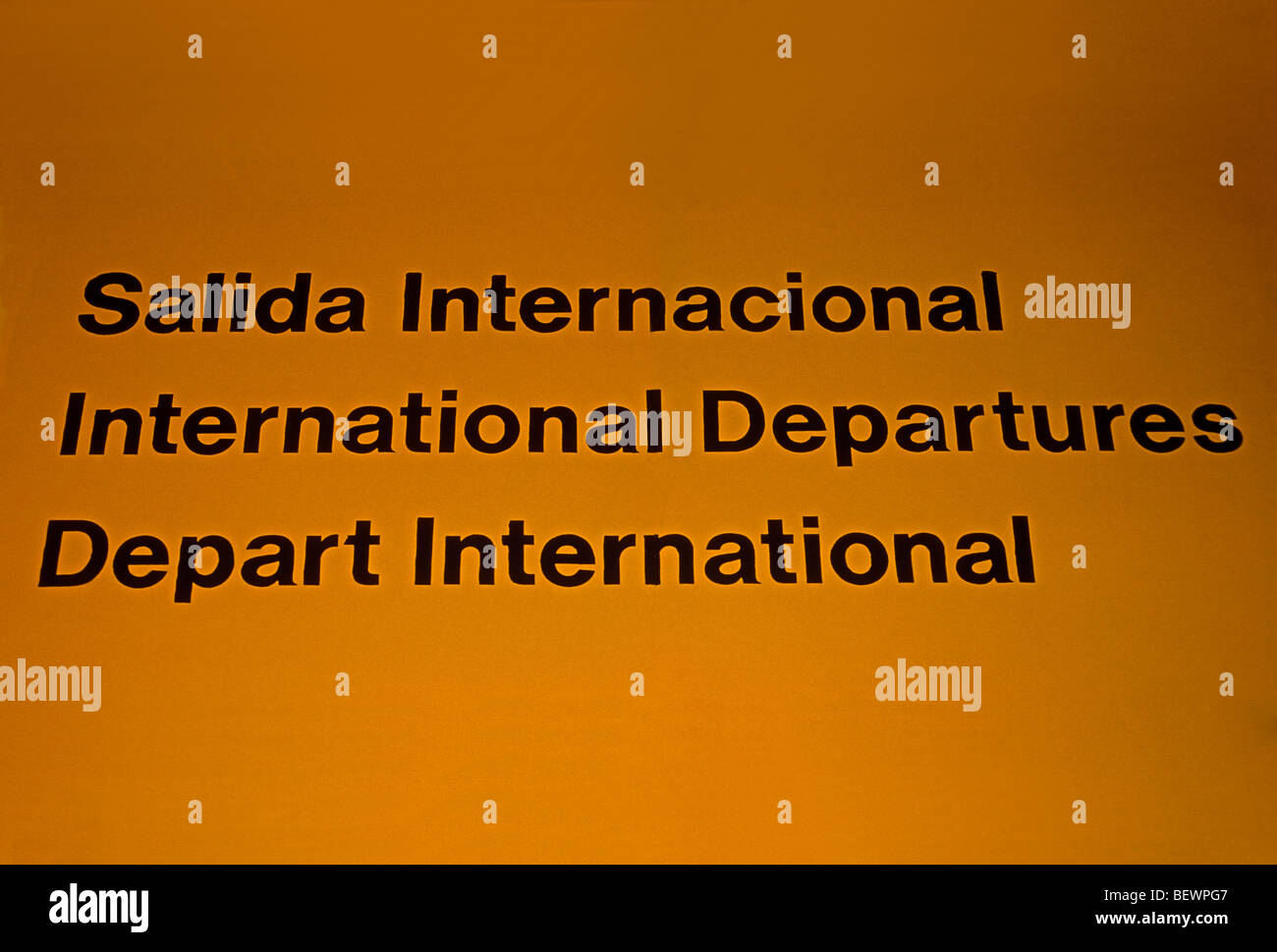 Inscription trilingue anglais français espagnol, signe, l'Aéroport International de Cancun, aéroport, Cancún, Quintana Roo, Yucatan, Mexique Banque D'Images