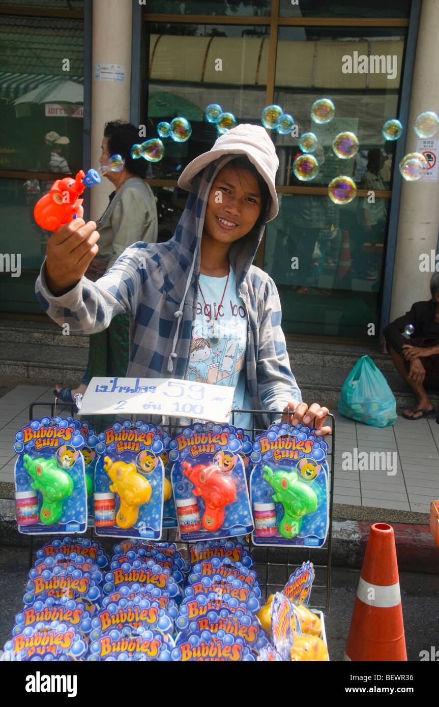 La vente du vendeur d'armes à feu à la bulle de Chatuchak Weekend Market à Bangkok en Thaïlande Banque D'Images