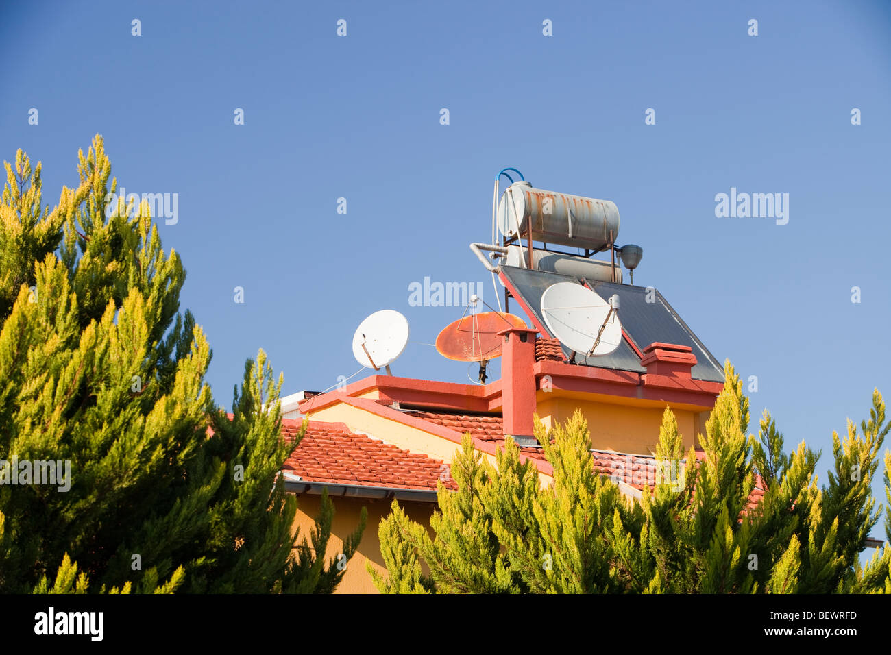 Les chauffe-eau solaires sur des maisons à Teos, dans l'ouest de la Turquie. Banque D'Images