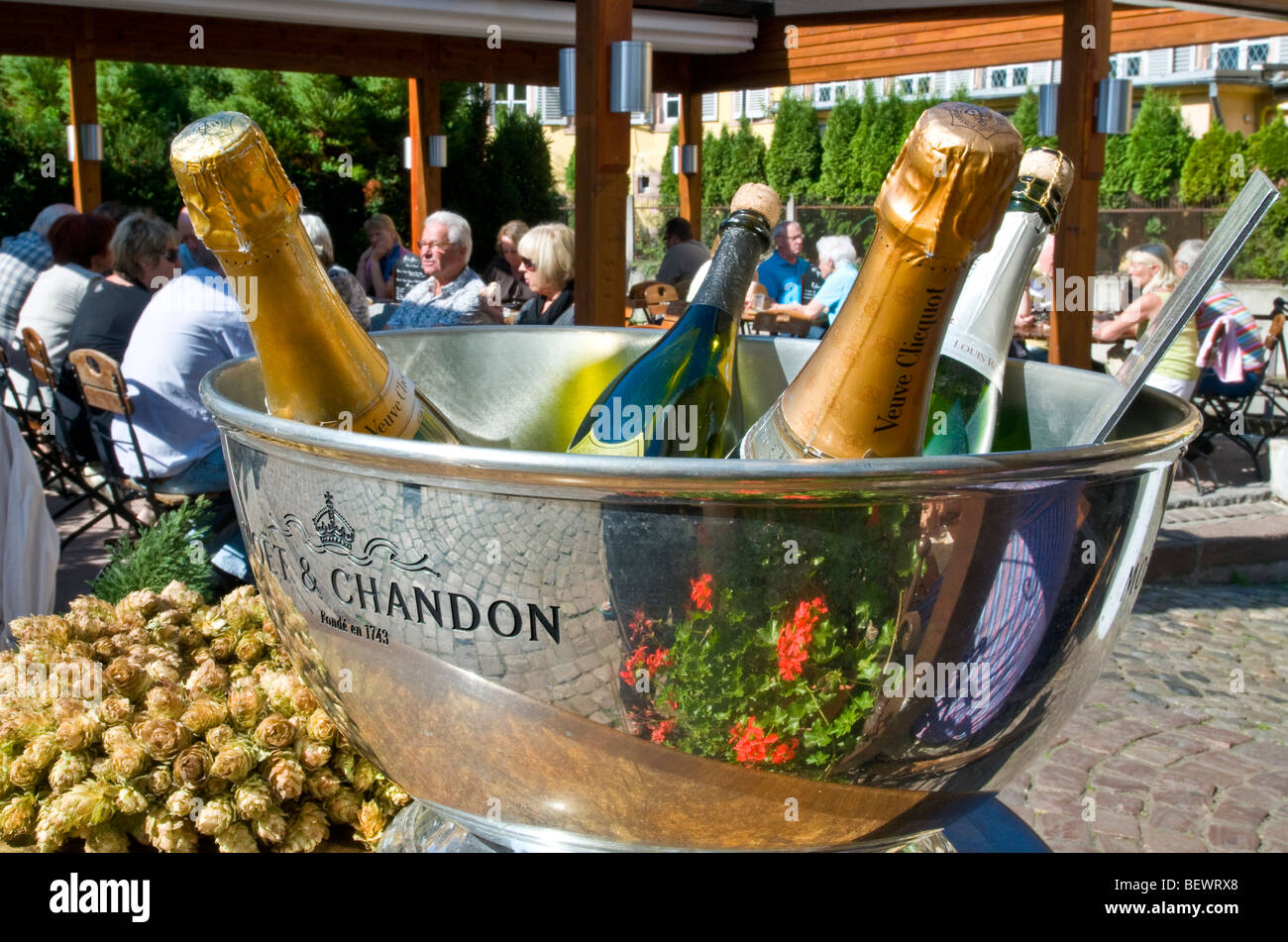 Le refroidissement des bouteilles de champagne pour les clients dans les grandes refroidisseur à vin à l'extérieur terrasse restaurant table Banque D'Images