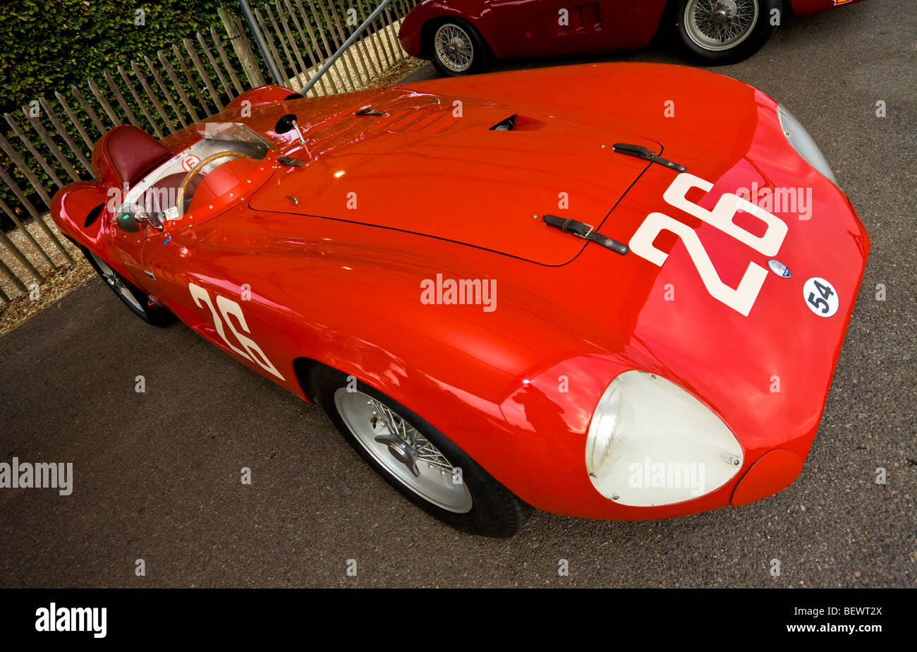 Deux Maserati 300S 1955 voitures dans le paddock à Goodwood Revival meeting, Sussex, UK. Banque D'Images