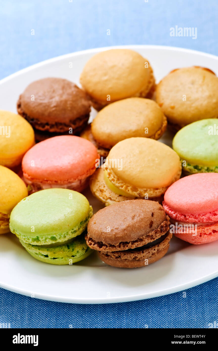 Macaron cookies multicolores frais servis sur une plaque Banque D'Images
