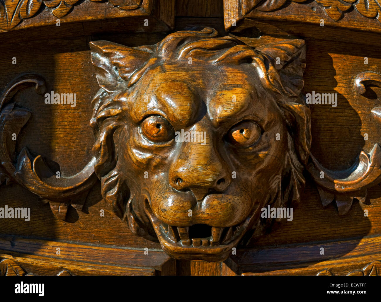 La sculpture ornée du lion féroce mythique en tant que gardienne de la grande porte d'entrée des bois Banque D'Images
