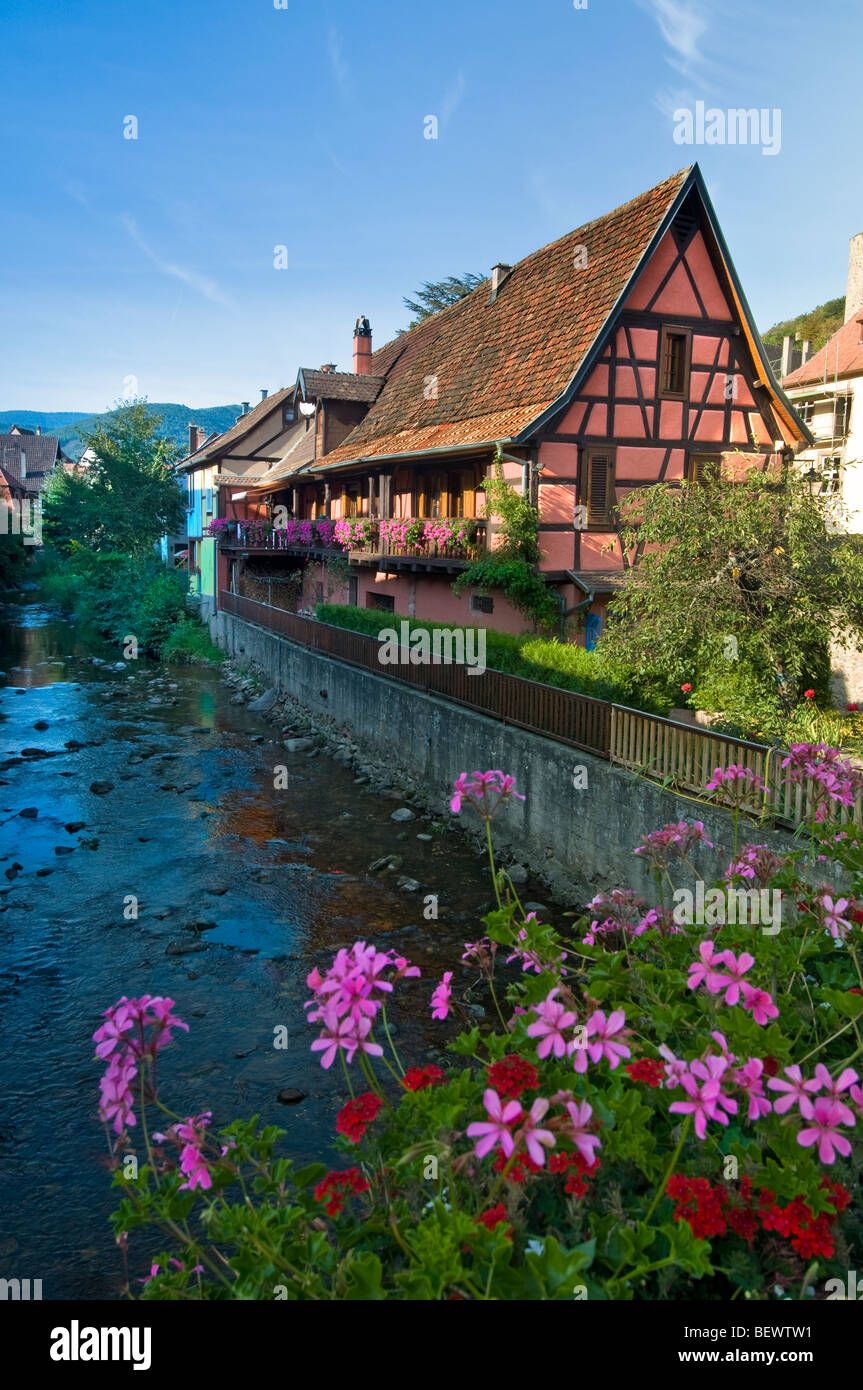 Colombages colorés traditionnels maison borde la rivière waterfront Weiss à Kaysersberg Alsace France Banque D'Images