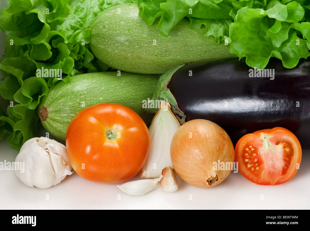 Arrangement mixte de légumes sur fond blanc. Banque D'Images