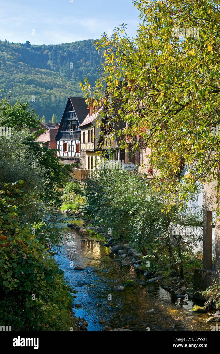 Alsace typiques maisons bordant la rivière Weiss à Kaysersberg Alsace France Banque D'Images