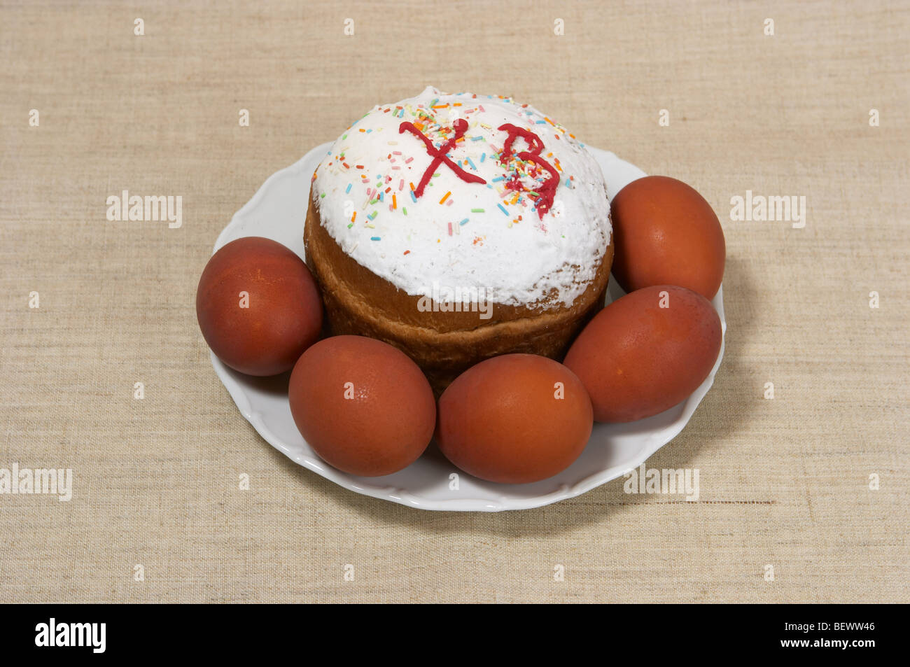 Gâteau de Pâques et oeufs de pâques Banque D'Images
