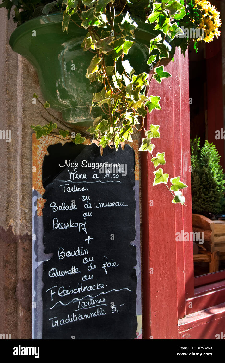 Tableau noir FRANÇAIS ALSACE CONSEIL Menu à prix fixe peu coûteux rustique typique de la journée 'menu' sur tableau noir à l'extérieur restaurant à Colmar Alsace France Banque D'Images