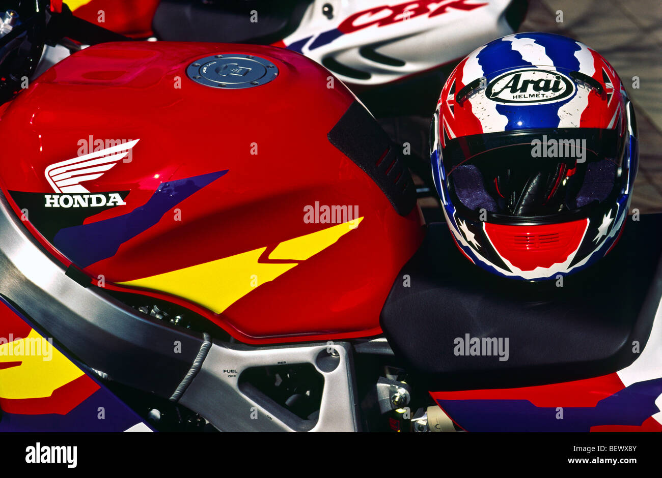 Moto Honda casque Arai et réservoir de carburant Photo Stock - Alamy