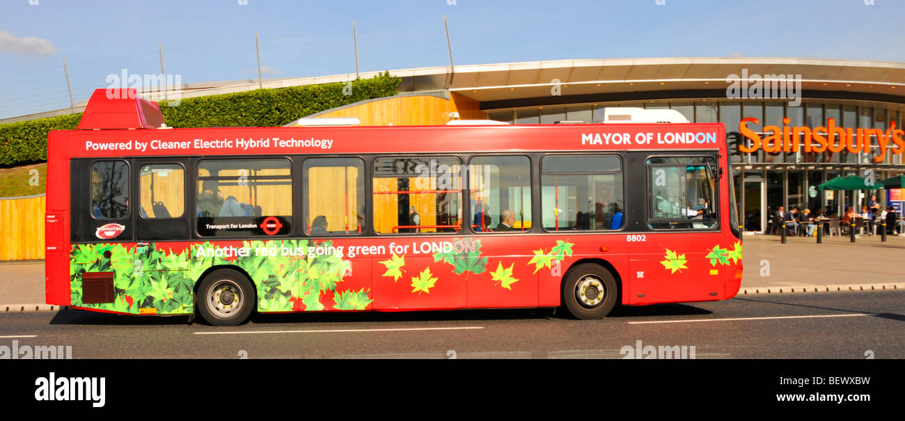 Green red bus propulsé par la technologie hybride électrique Banque D'Images