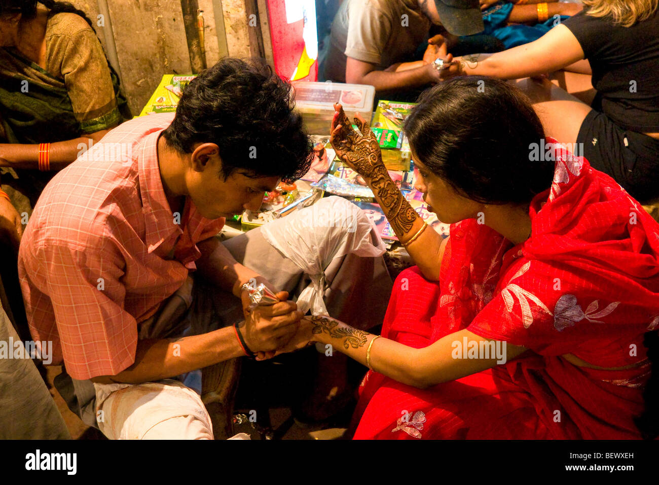 Woman making tatouage, Old Delhi, Inde Banque D'Images