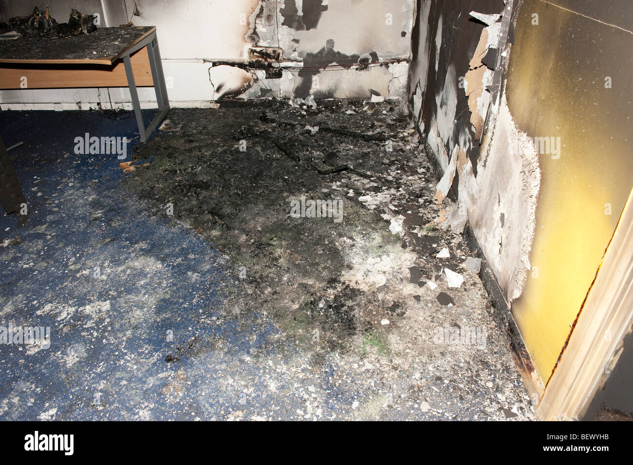 Fire montrant les dégâts et brûlé un bureau Banque D'Images
