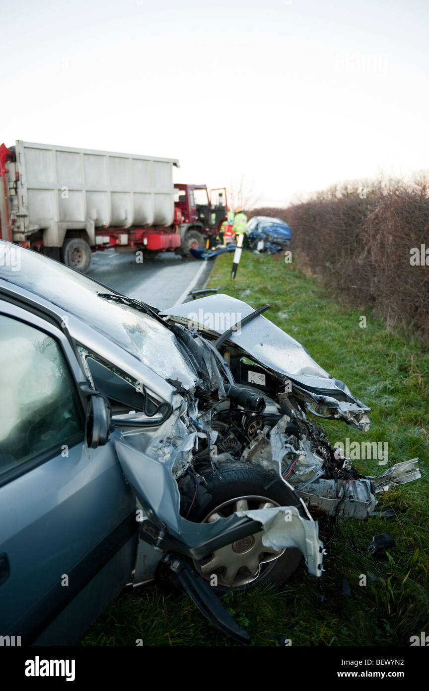 Accident de voiture avec camion poids lourds sur chemin de campagne dans la glace Banque D'Images