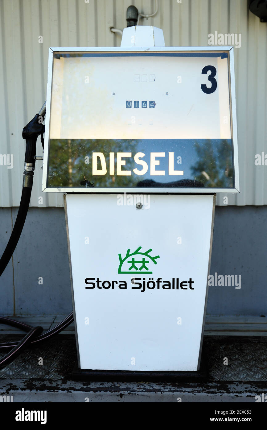 Ancien distributeur d'essence dans le Parc National de Stora Sjofallet - en partie nord de la Suède. Banque D'Images