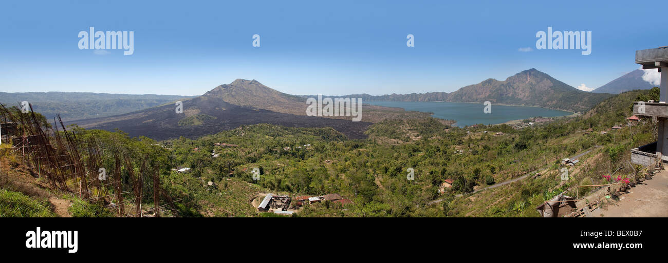 Mont Batur (Gunung Batur) et le lac Danau Batur, Kintamani, Bali, Indonésie. Voir à la Nord. Banque D'Images