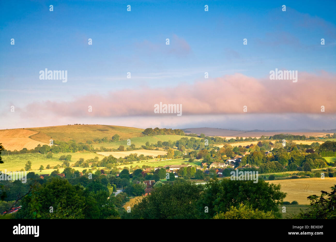Un typique de la campagne anglaise au petit matin vue sur champs ondulants, des bas et des terres agricoles dans le Wiltshire, England, UK Banque D'Images