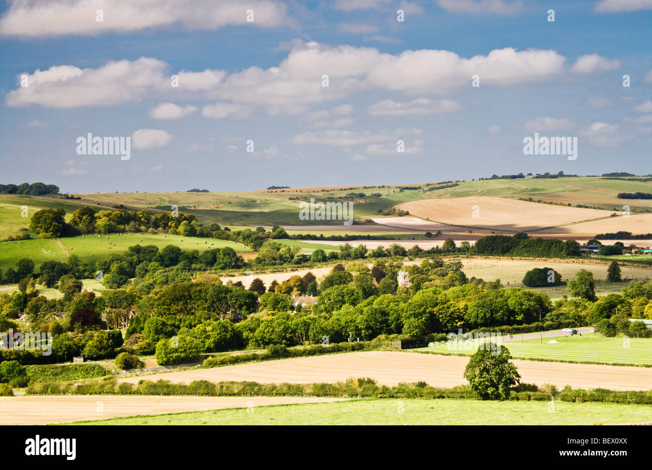 Une campagne anglaise typique sur les champs,les bas et les terres agricoles dans le Wiltshire, England, UK Banque D'Images
