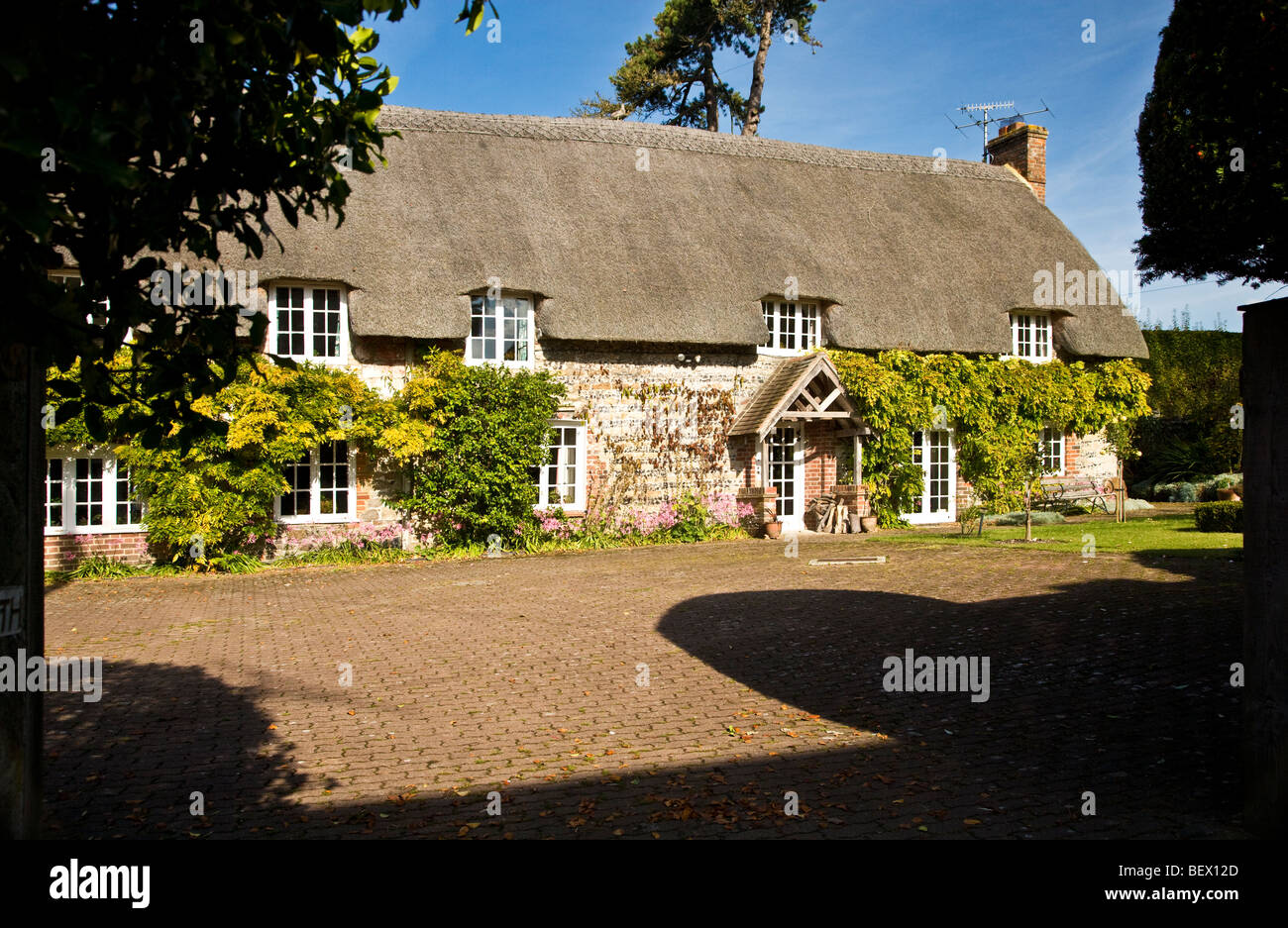 Anglais typique en pierre de pays de chaume village cottage à Ogbourne St George dans le Wiltshire, England, UK Banque D'Images