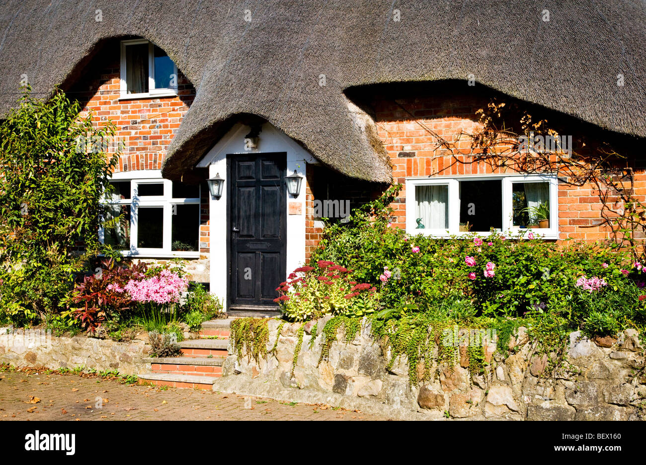 Jolie chaumière dans le village de Wiltshire Ogbourne St George, England, UK Banque D'Images