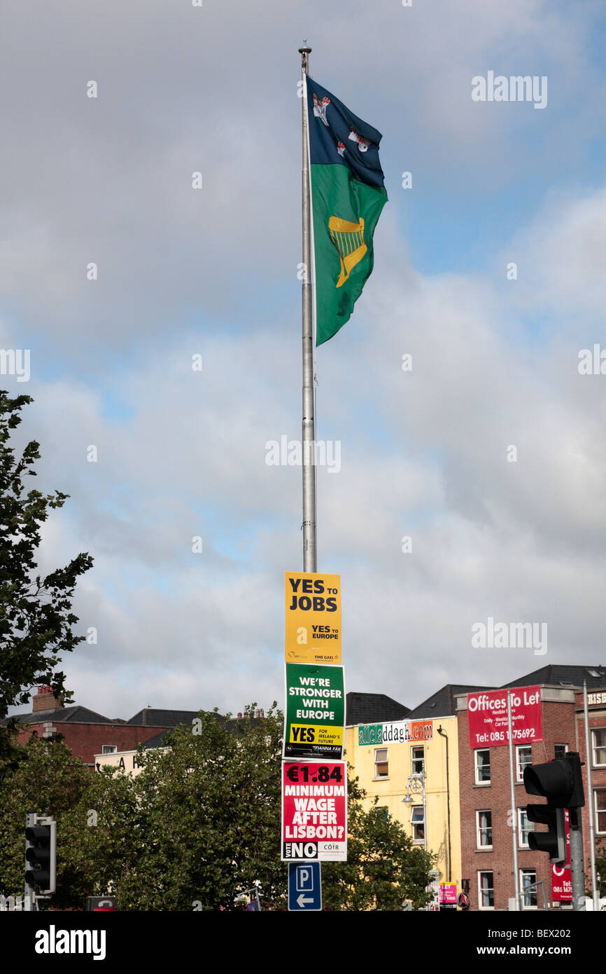 Traité de Lisbonne les affiches de la campagne sur un mât à Dublin en Irlande Banque D'Images