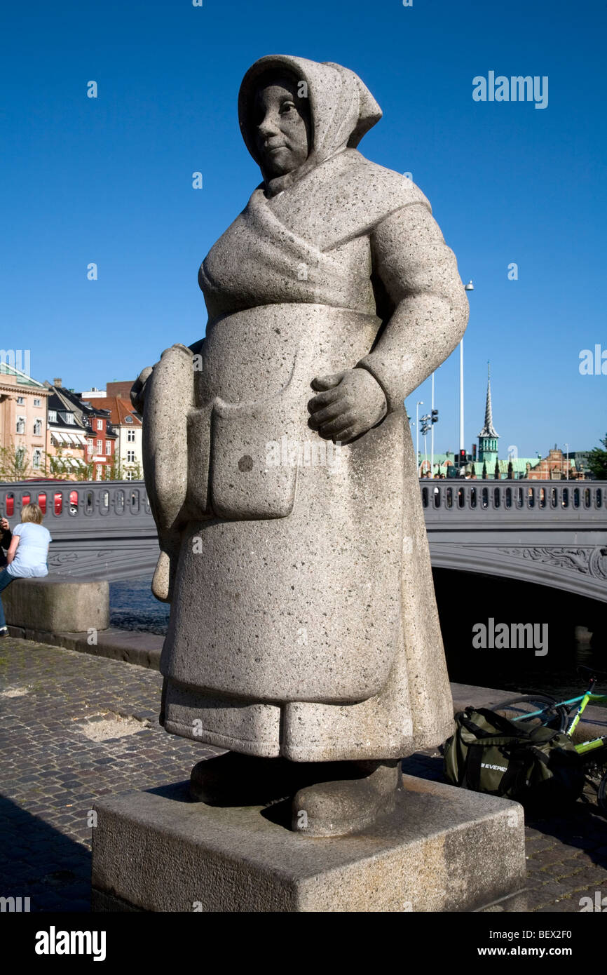 L'épouse de poissonnier statue à côté du canal près de Hojbro Plads Banque D'Images