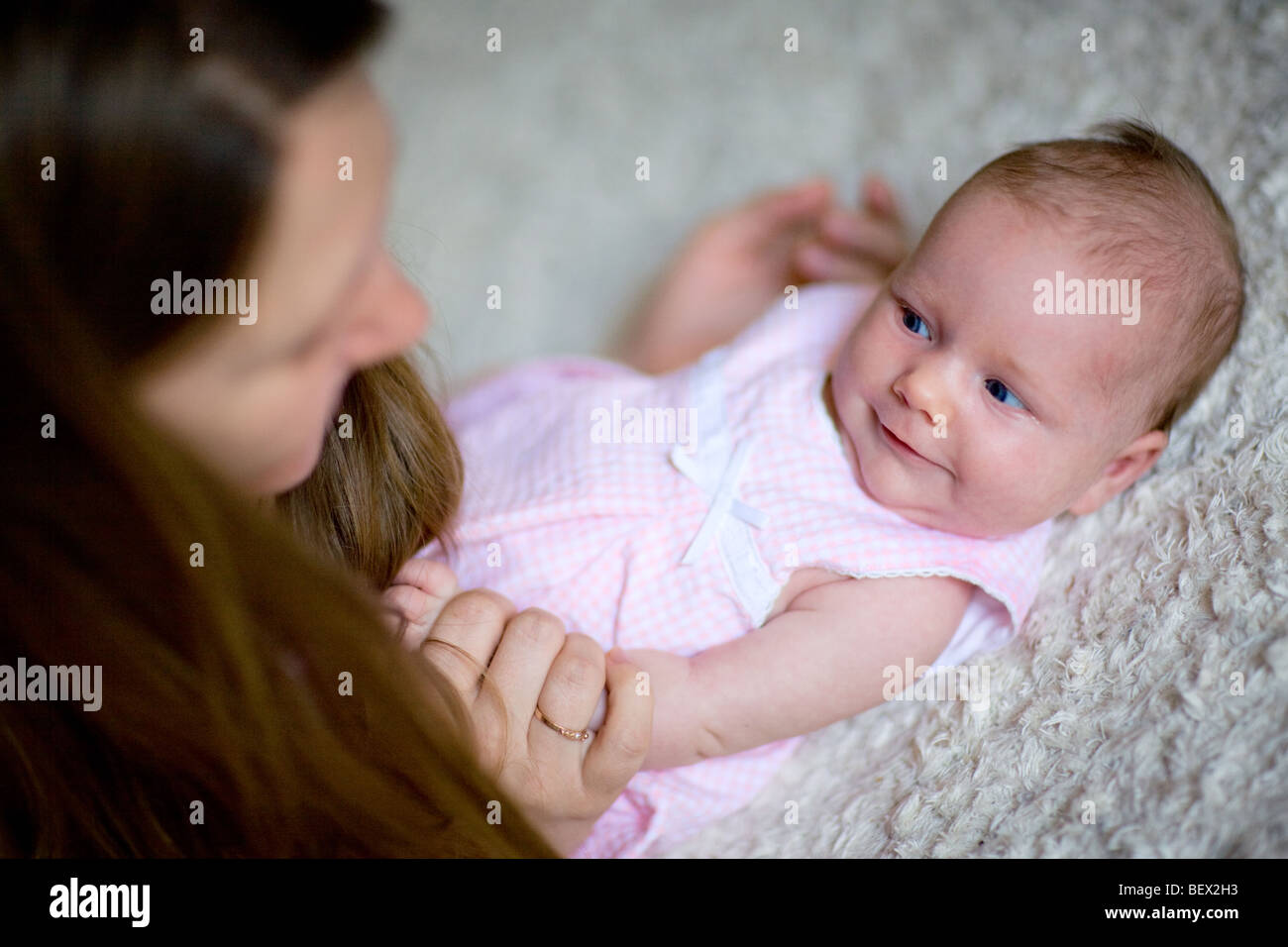 Premier Sourire 4 Semaines Baby Girl Smiling Pour Sa Mere Photo Stock Alamy