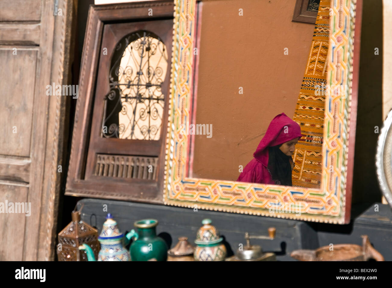 Femme avec robe islamique traditionnelle reflétée dans un miroir dans la rue de la médina de Marrakech. Marrakech, Maroc Afrique du Nord Banque D'Images