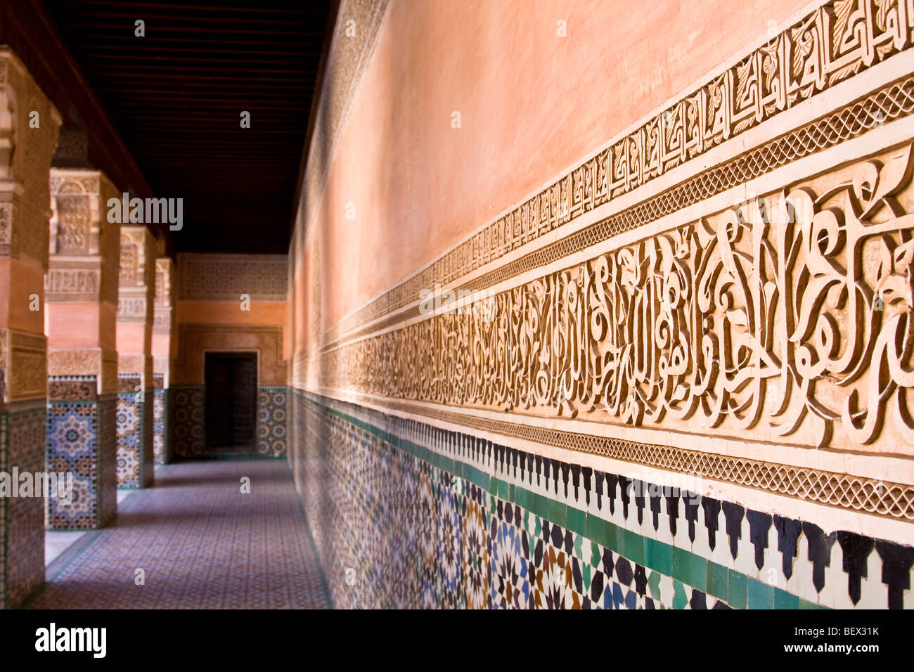 Inscriptions géométriques sculptés. Collège islamique Medersa Ben Youssef le nom d'amoravid Sultan Ali Ibn Yusuf. Maroc Marrakech Banque D'Images