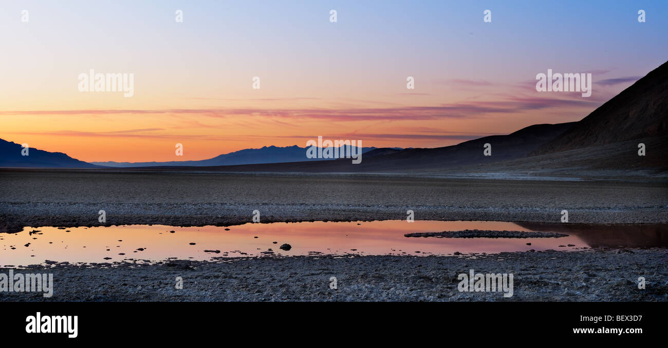 Au coucher du soleil du bassin de Badwater dans la vallée de la mort Banque D'Images