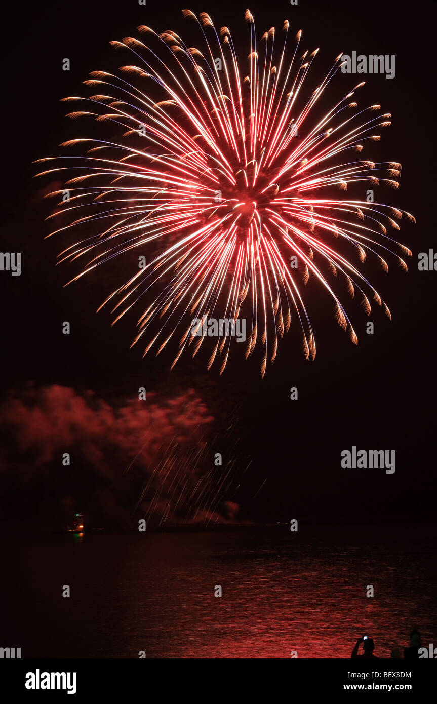 Un homme prend des photos d'artifice avec son téléphone cellulaire à l'Paducah, Kentucky 4 juillet sur l'Ohio River Banque D'Images