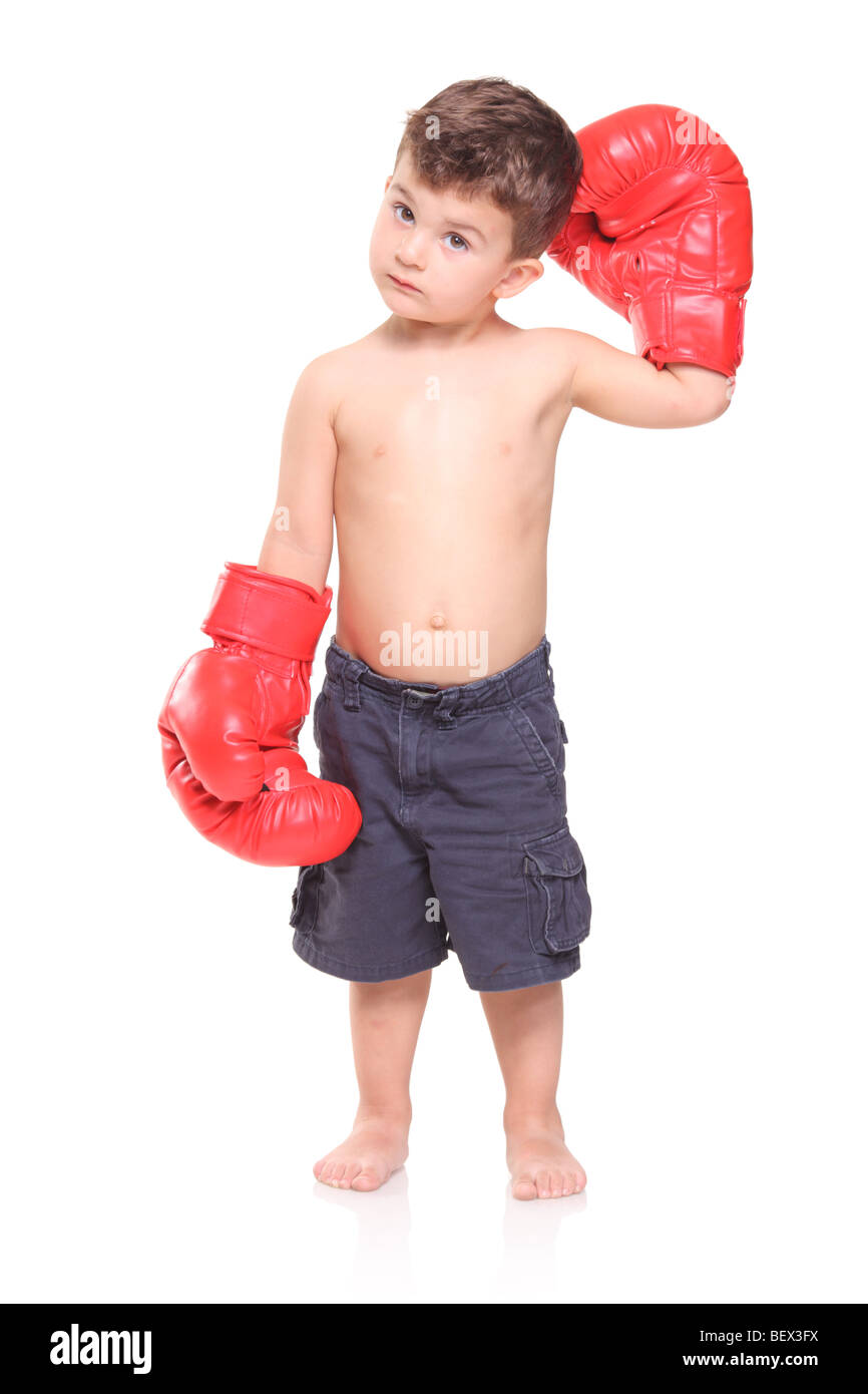 Kid avec des gants de boxe rouge isolé sur fond blanc Banque D'Images