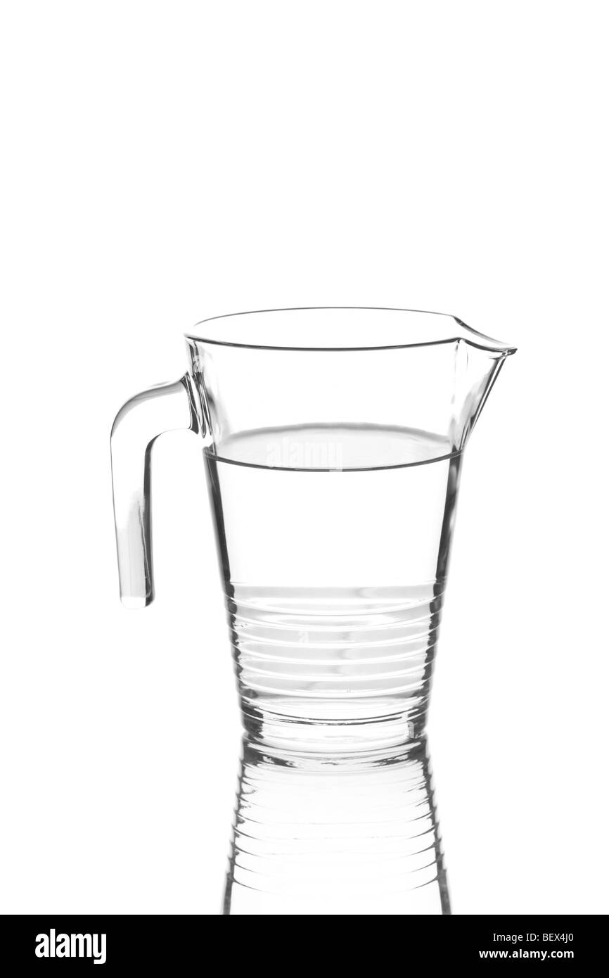 Aiguière en verre plein d'eau Banque D'Images