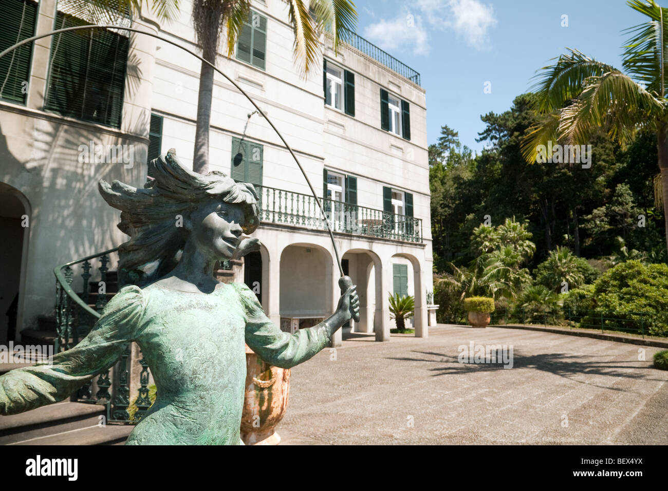 La Statue d'une jeune fille à sauter par James Butler, dans les jardins du palais de Monte, Monte, Funchal, Madère Banque D'Images