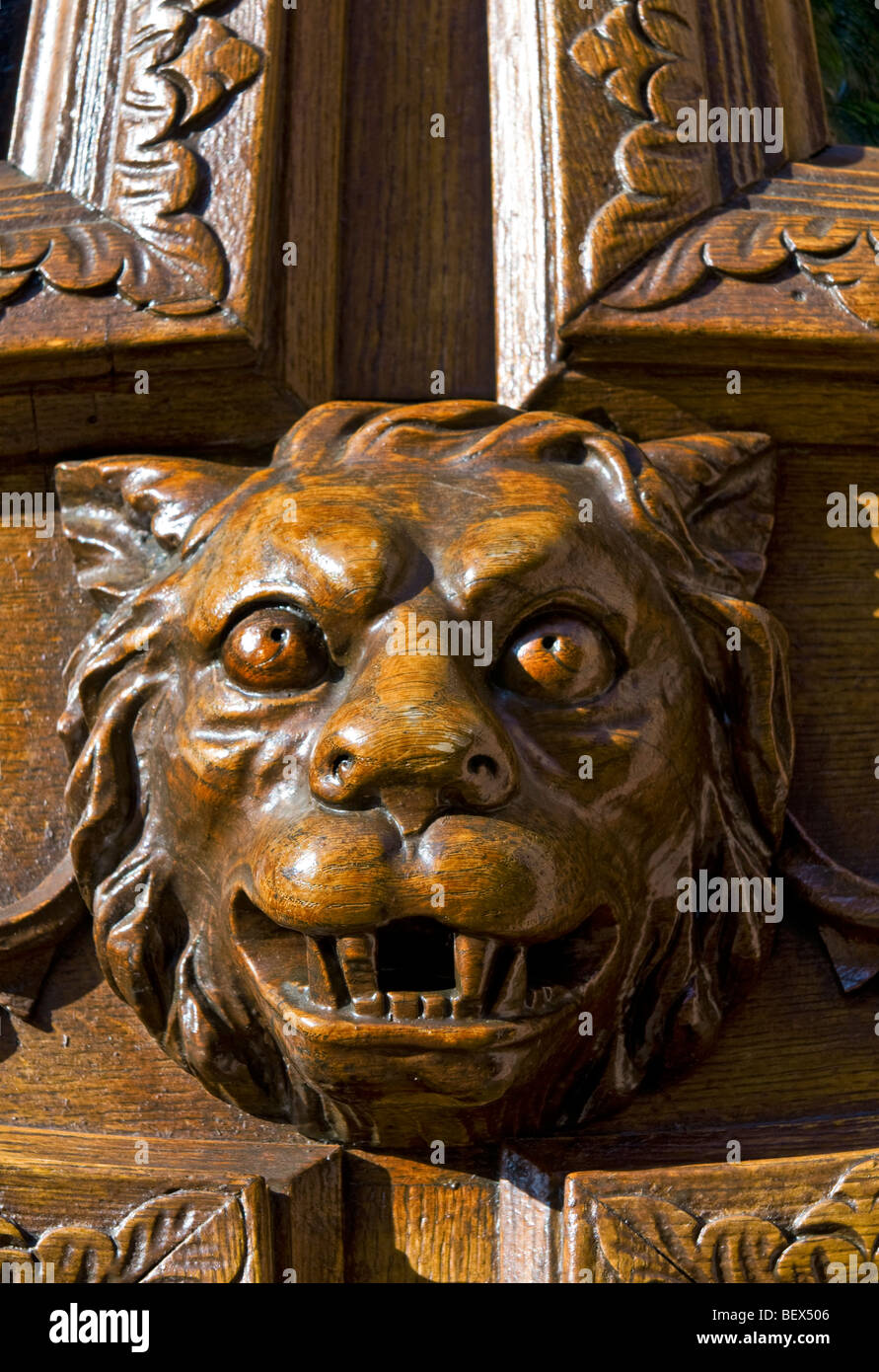 La sculpture ornée d'un lion féroce mythique en tant que gardien de la grande porte d'entrée des bois Banque D'Images
