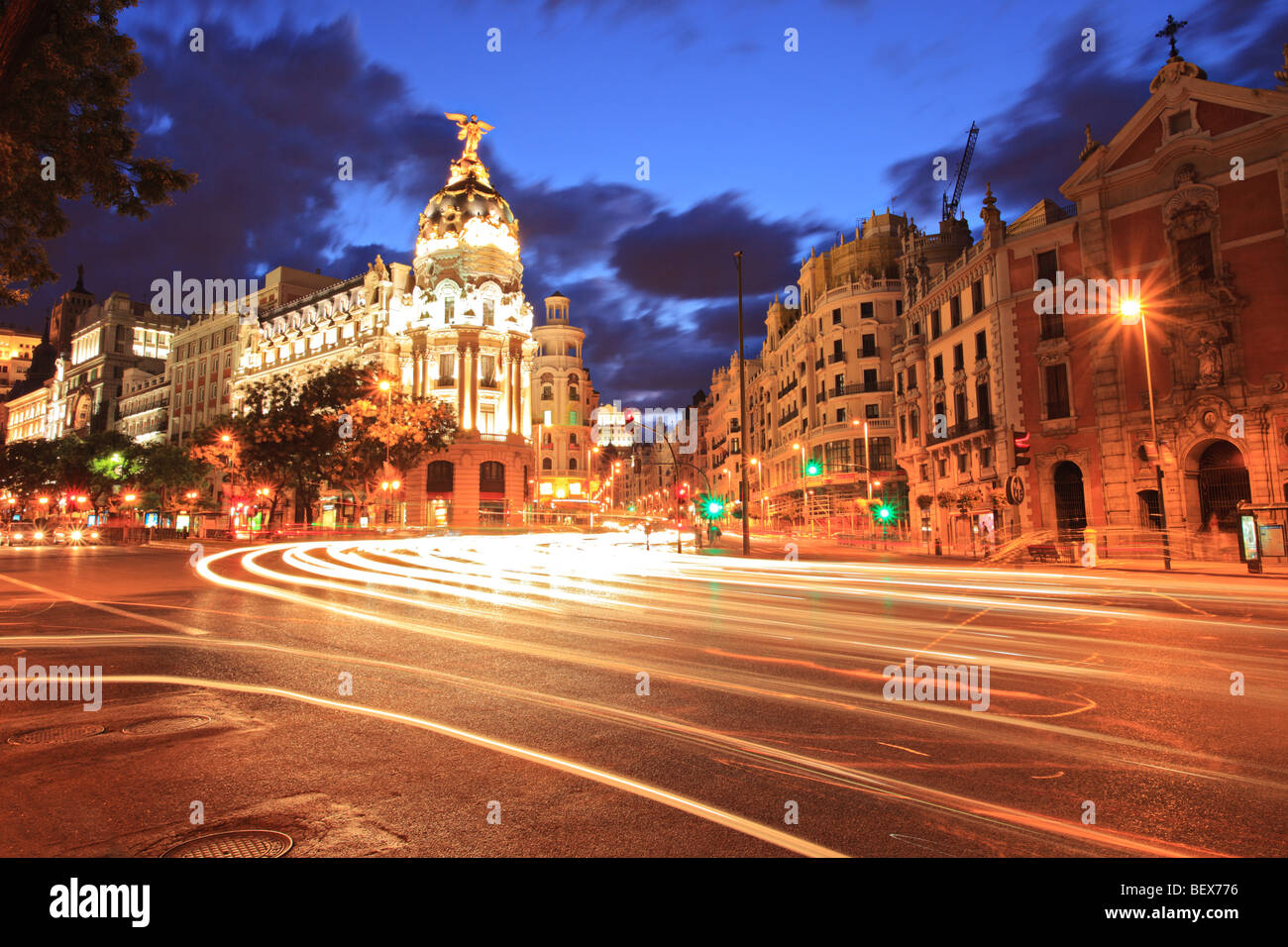 La rue Gran Via à Madrid, Espagne la nuit Banque D'Images La rue Gran Via à Madrid, Espagne la nuit Banque D'Images
