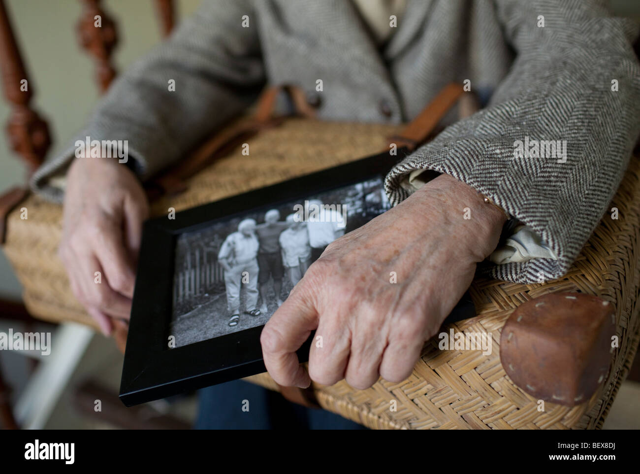 Les cadres supérieurs avec une valise et une photo de famille. Banque D'Images
