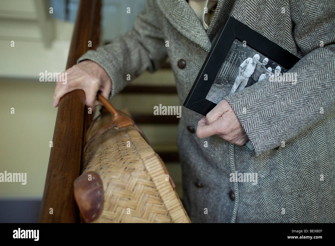 Les cadres supérieurs avec une valise et une photo de famille. Banque D'Images