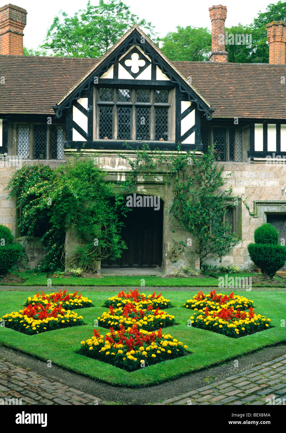 Dans un pays frontières floral garden Banque D'Images