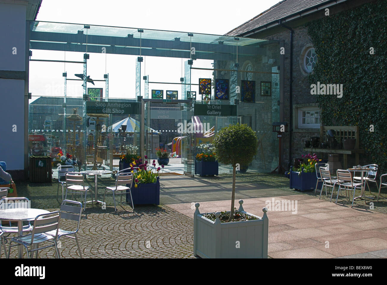 Le café et la boutique à l'intérieur de l'Étable au Jardin Botanique National du Pays de Galles, Llanarthne, Carmarthenshire, Pays de Galles, Royaume-Uni Banque D'Images