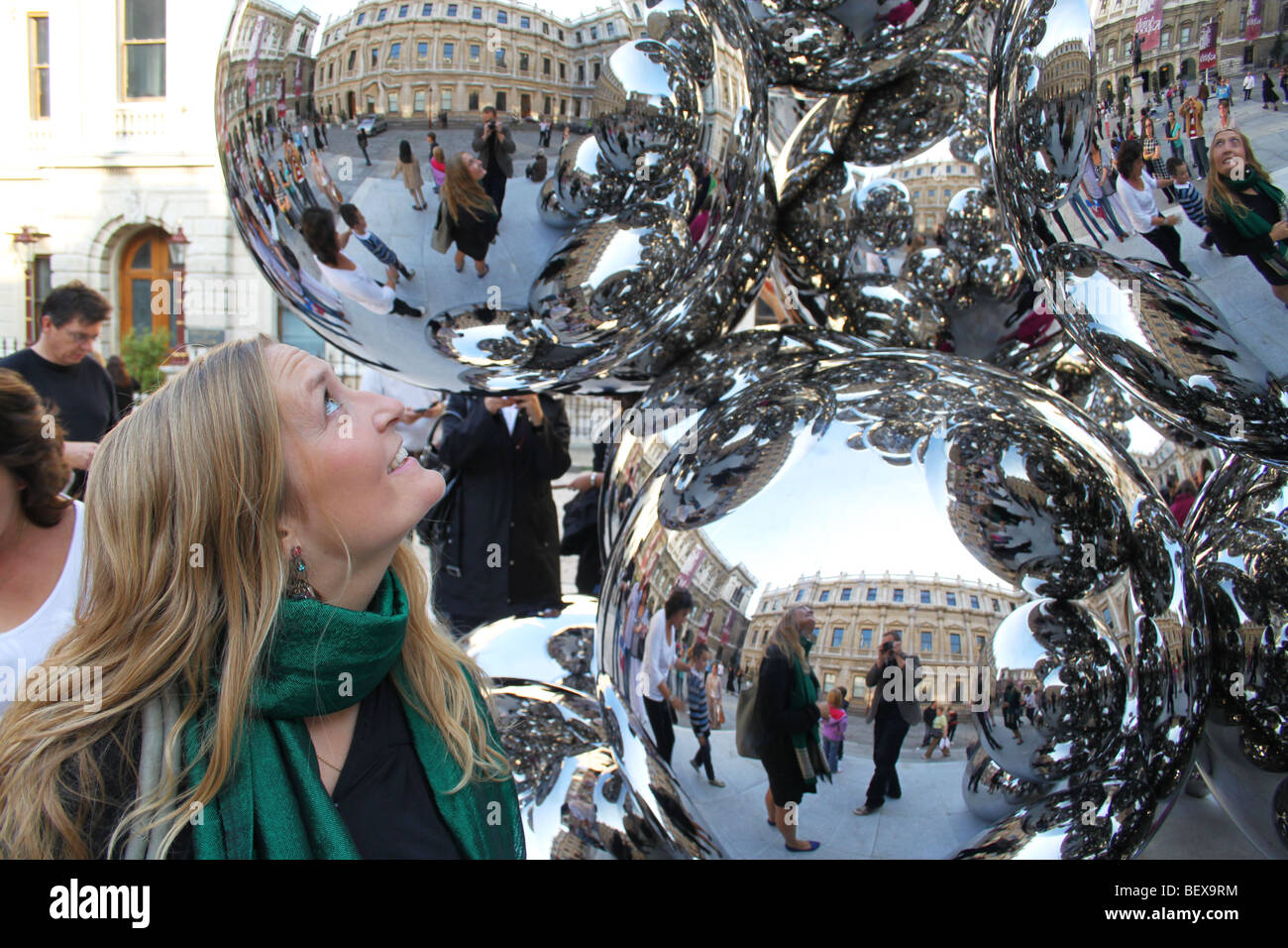 À la recherche sur les nombreuses boules miroirs d'Anish Kapoor sculpture du grand arbre et l'Œil à la London Royal Academy Banque D'Images