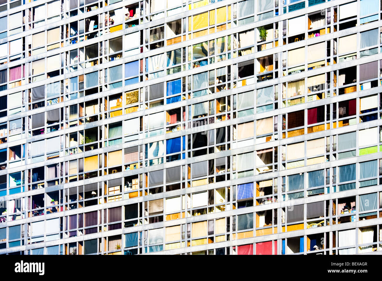 Fenêtres d'un grand bâtiment de couleur en appartements à Paris, France. Banque D'Images