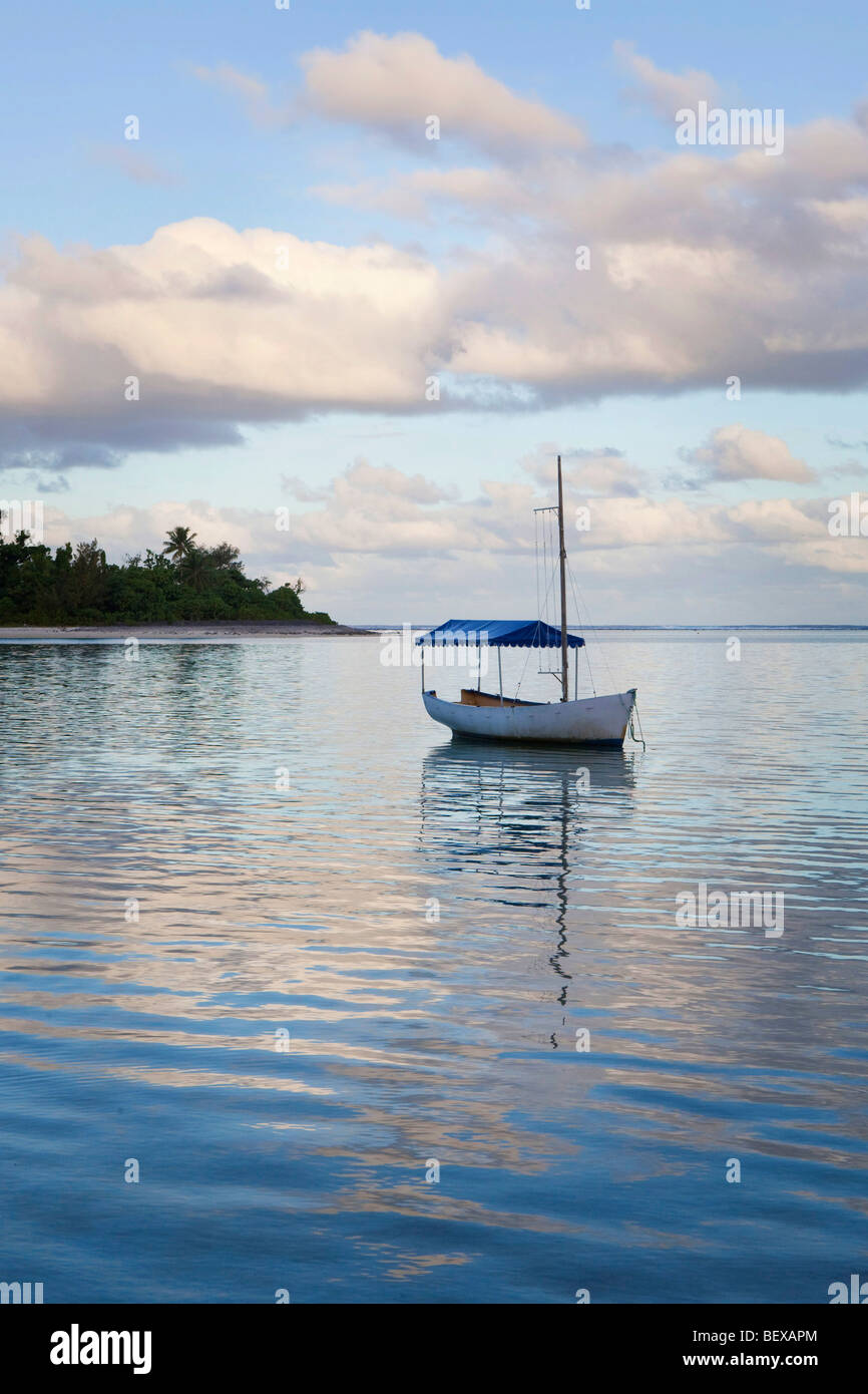 Petit bateau à l'horizon comme vu de Muri Beach de Rarotonga aux îles Cook dans le Pacifique Sud Banque D'Images