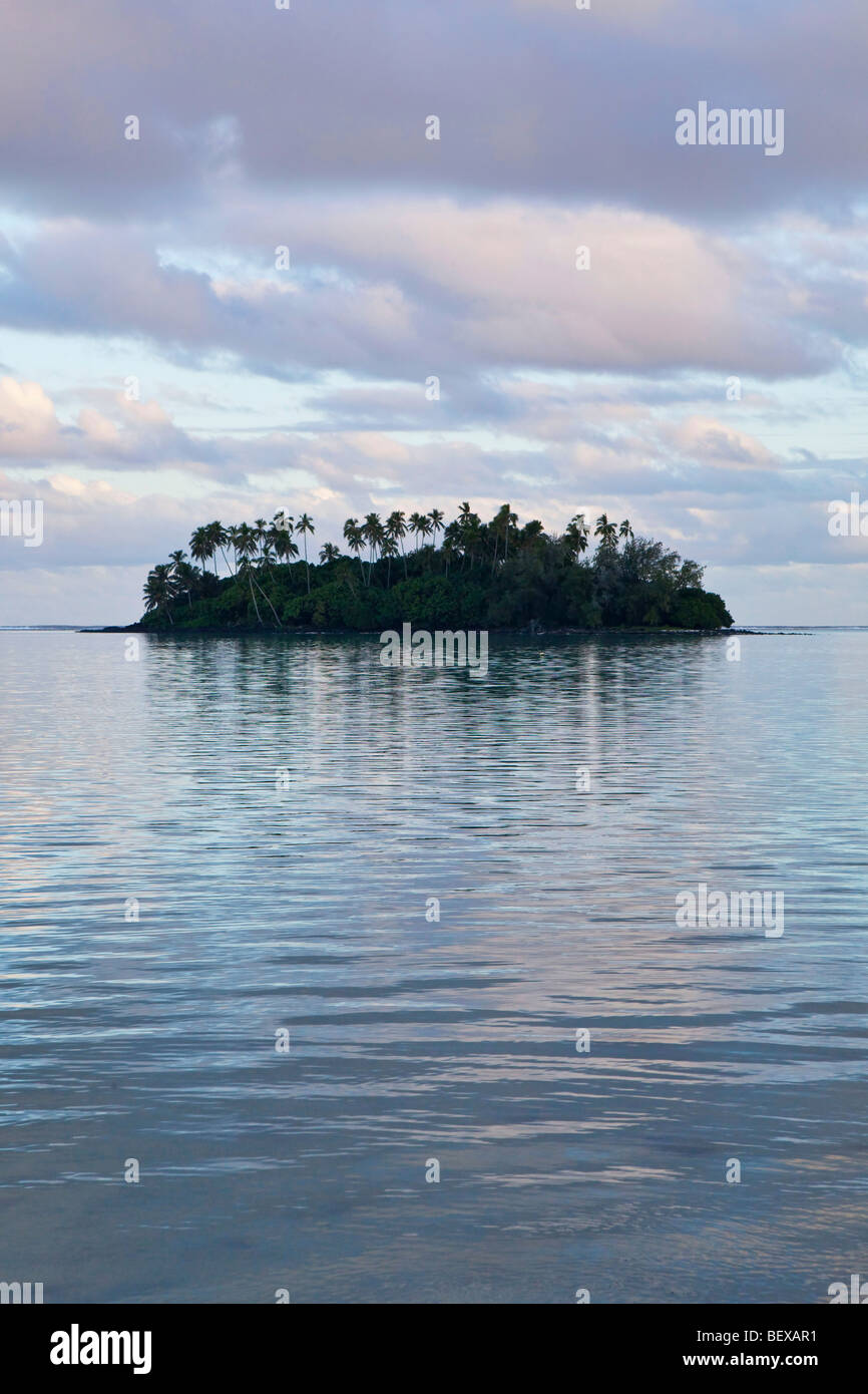 Île tropicale à l'horizon comme vu de Muri Beach de Rarotonga aux îles Cook dans le Pacifique Sud Banque D'Images