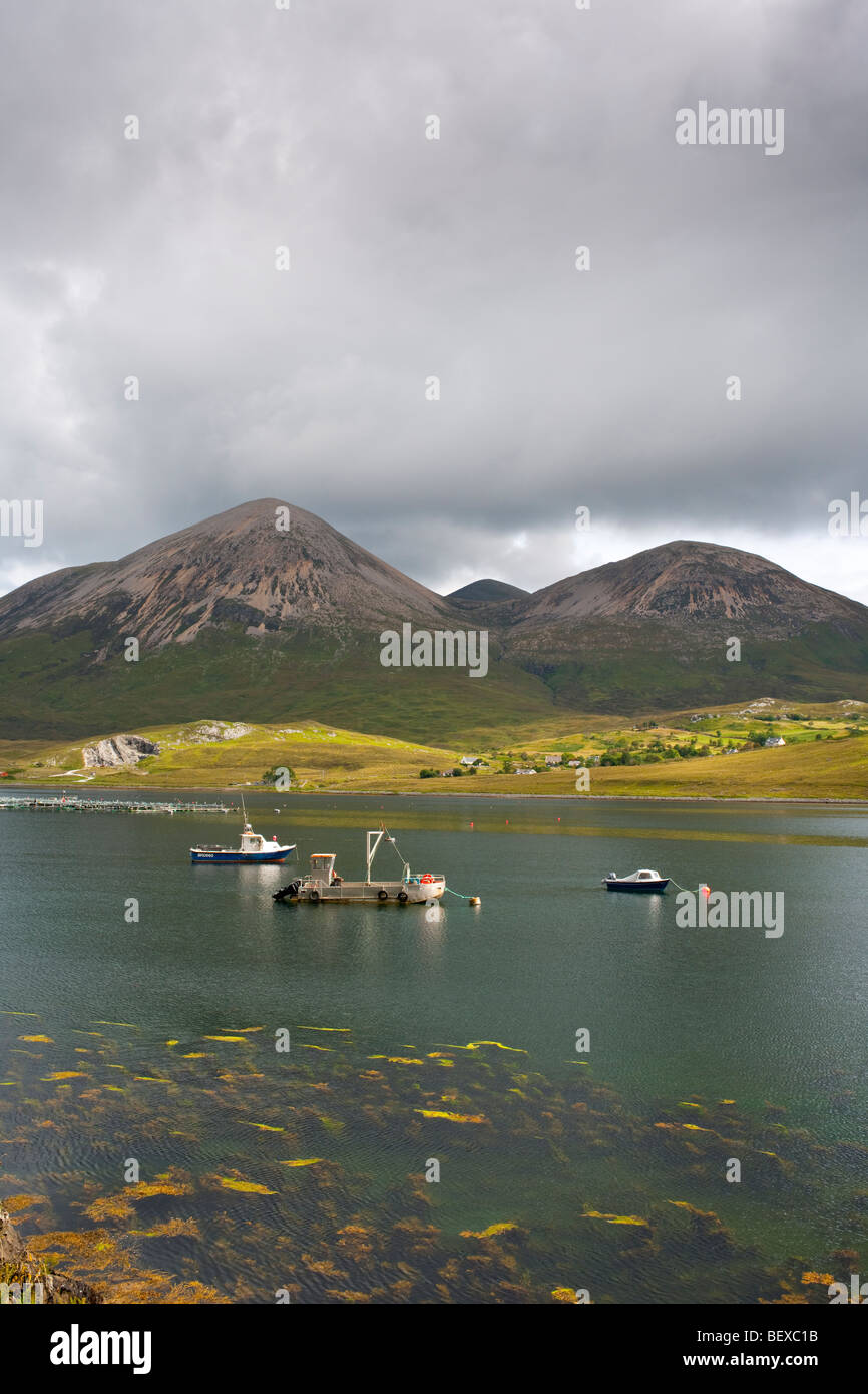 Vue sur le Loch Slapin vers Beinn Dearg Bheag et Beinn Dearg Mhor sur l'île de Skye Banque D'Images