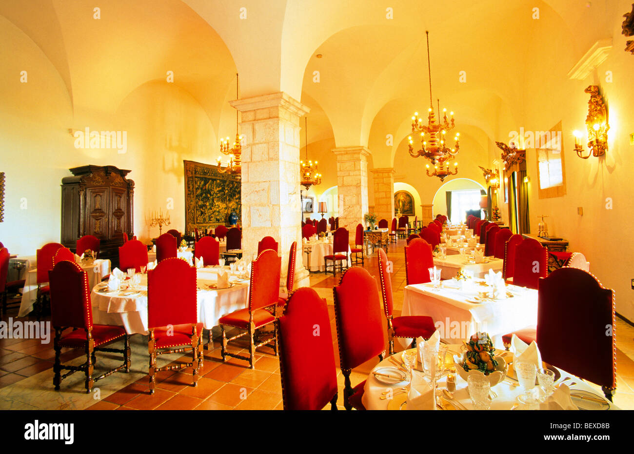 Le Portugal, l'Alentejo : salle à manger de l'hôtel Pousada Rainha Santa Isabel à Estremoz Banque D'Images