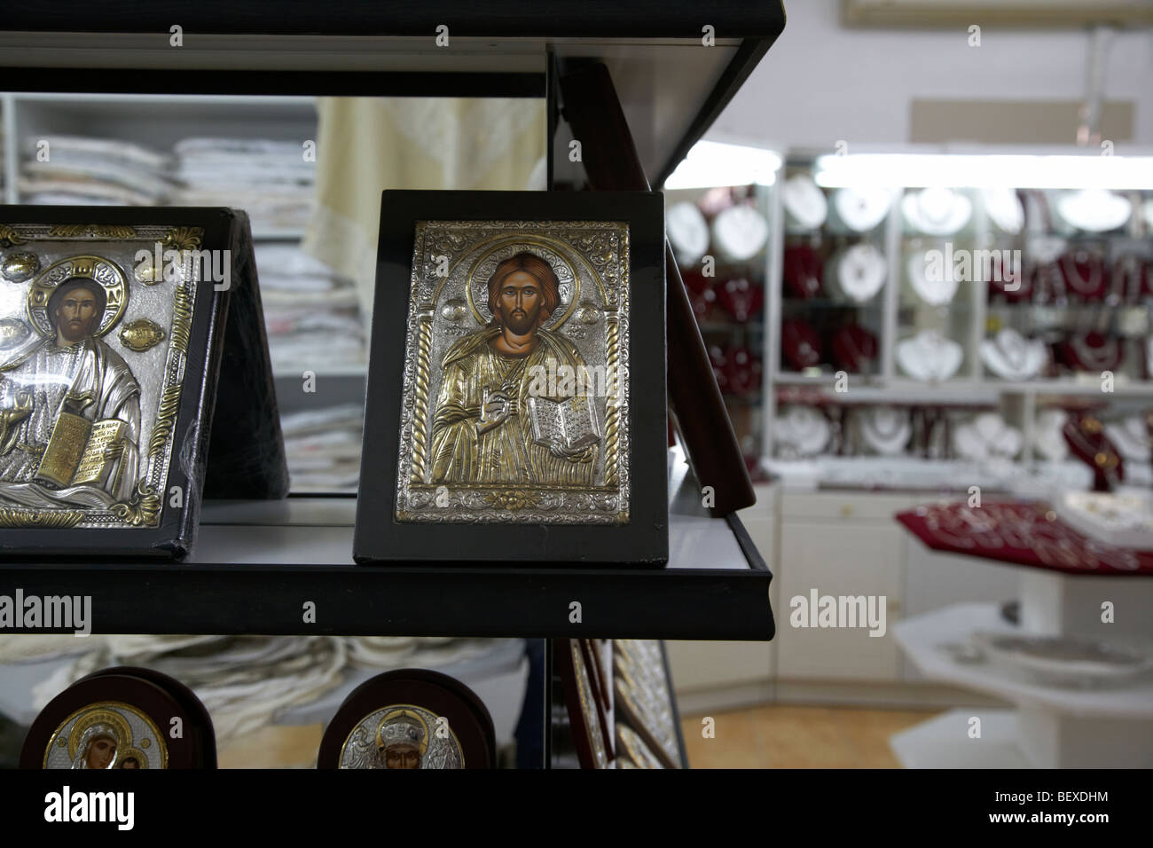 Des icônes religieuses et l'argent pour la vente en magasin dans takis et gregoria maison traditionnelle à pano lefkara république de Chypre Europe Banque D'Images