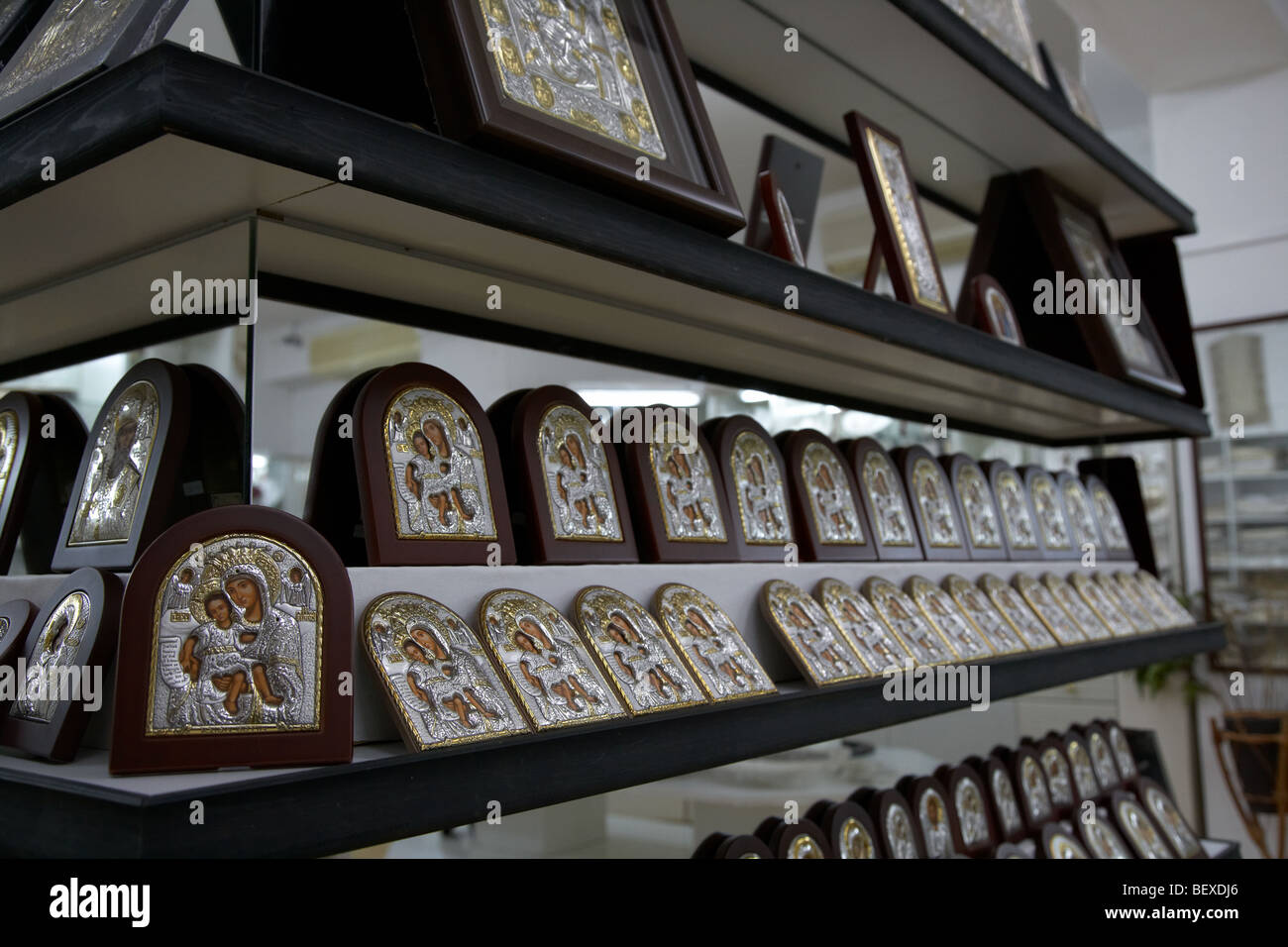 Des icônes religieuses et l'argent pour la vente en magasin dans takis et gregoria maison traditionnelle à pano lefkara république de Chypre Europe Banque D'Images