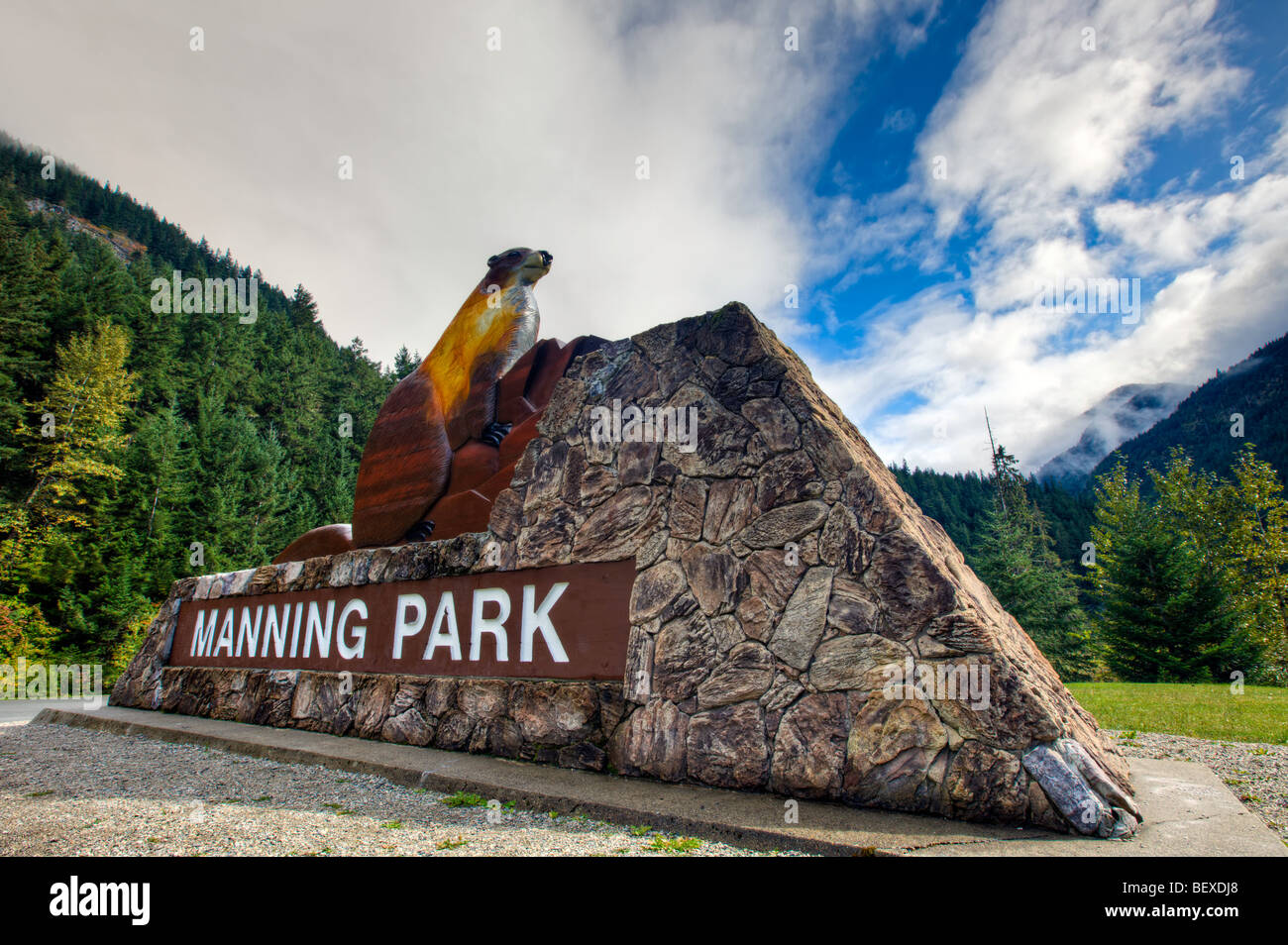 Signer avec une sculpture d'un castor à l'entrée de Manning Park (E C Le parc provincial Manning), British Columbia, Canada. Banque D'Images